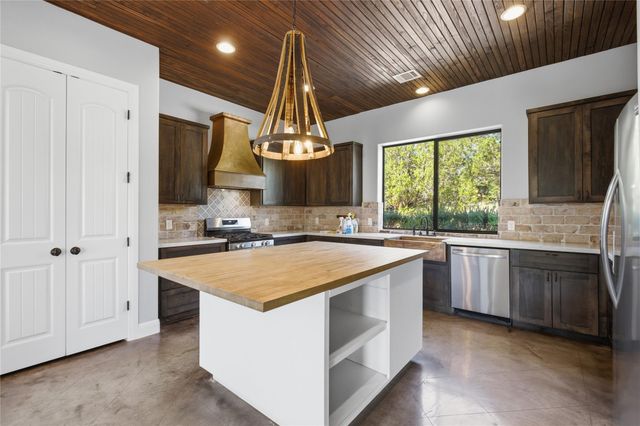 330 Gant RD, Dripping Springs, TX 78620
