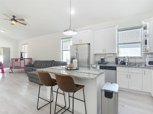 1747 S OAK STREET, Seffner, FL 33584