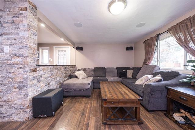 422 Oakhurst Avenue, N Versailles, PA 15137