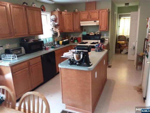 16 Crest Road, Sussex, NJ 07461