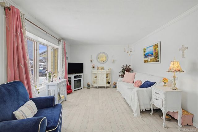 9 Amherst Road, West Sayville, NY 11796