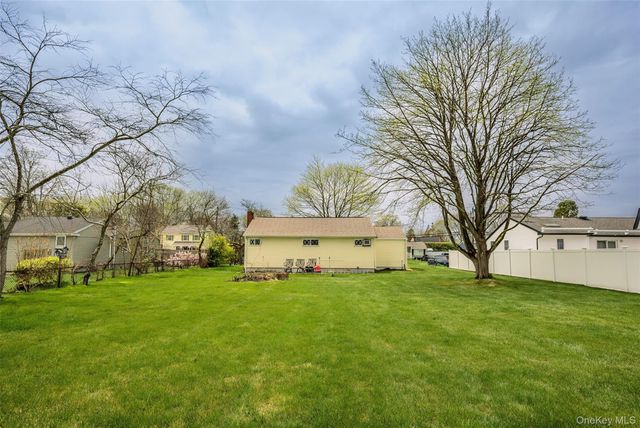 9 Amherst Road, West Sayville, NY 11796