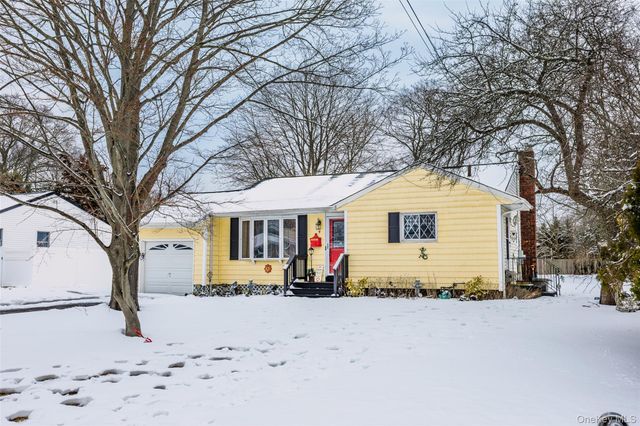 9 Amherst Road, West Sayville, NY 11796