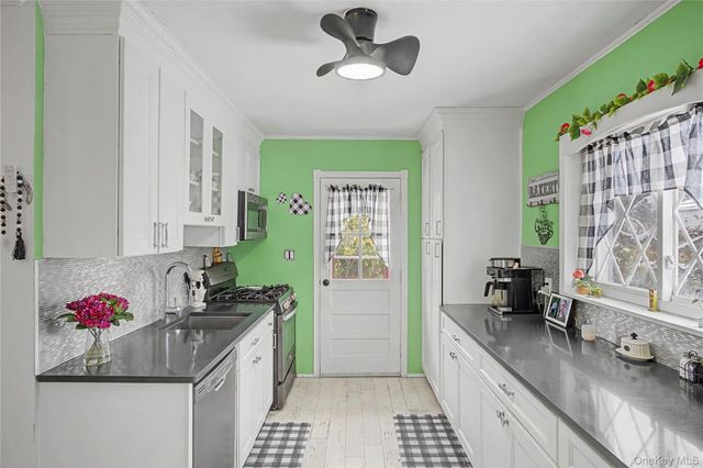 9 Amherst Road, West Sayville, NY 11796