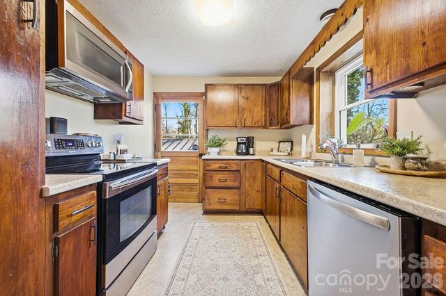 34 Greenbriar Road, Black Mountain, NC 28711