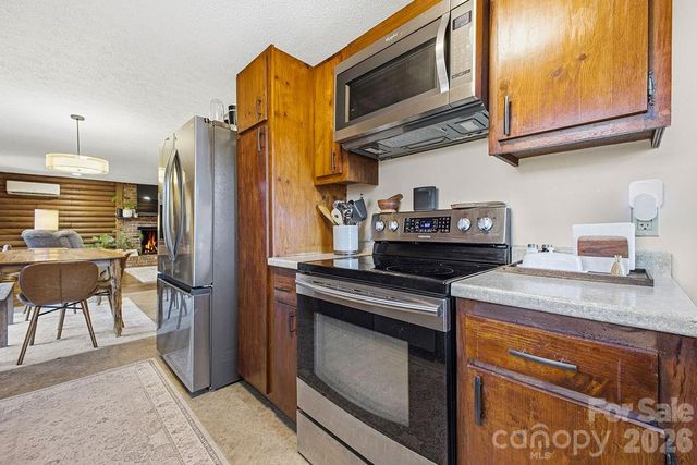 34 Greenbriar Road, Black Mountain, NC 28711