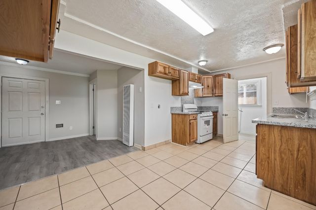 3864 E Lyell Avenue, Fresno, CA 93702