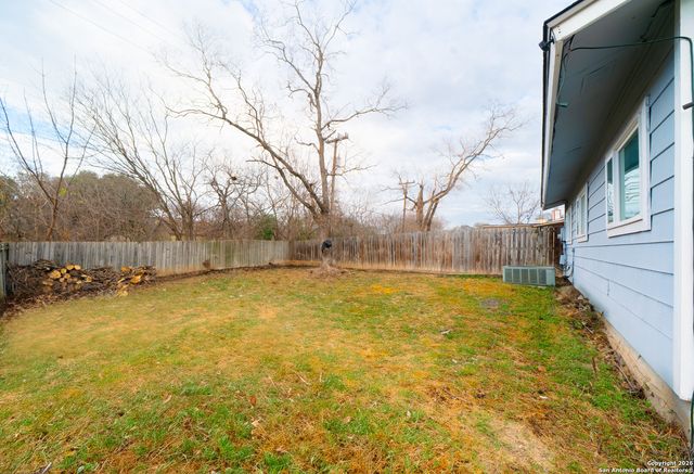 6131 Valley Bay Dr, San Antonio, TX 78250