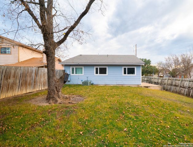 6131 Valley Bay Dr, San Antonio, TX 78250