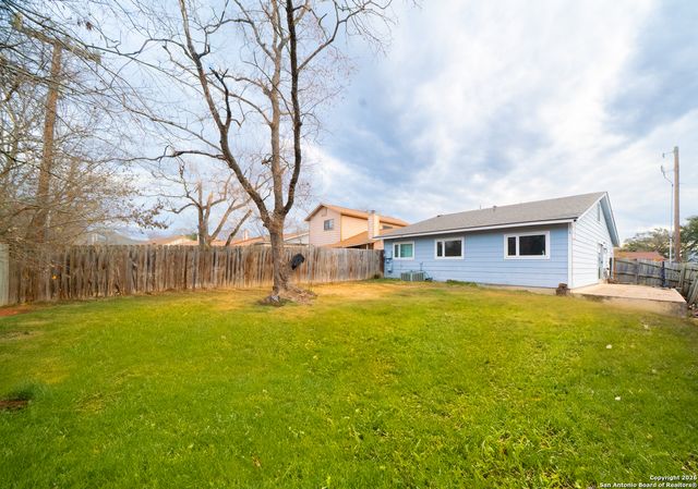 6131 Valley Bay Dr, San Antonio, TX 78250