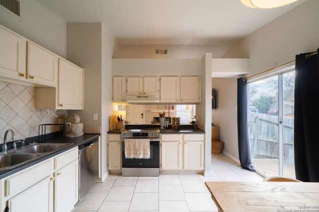 6131 Valley Bay Dr, San Antonio, TX 78250