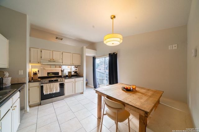 6131 Valley Bay Dr, San Antonio, TX 78250