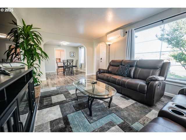 1920 CHAMBERS St, Eugene, OR 97405