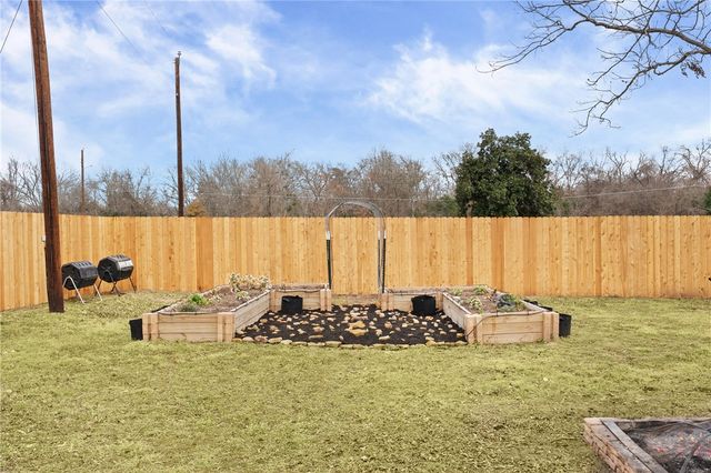 724 Scarbrough Street, Rockdale, TX 76567
