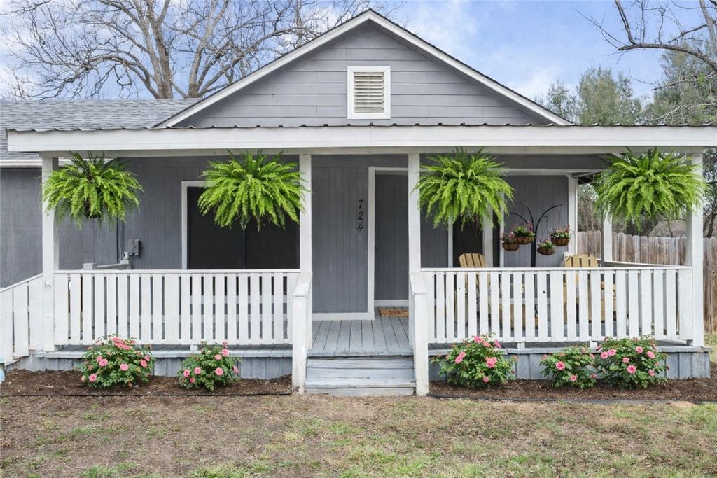 724 Scarbrough Street, Rockdale, TX 76567