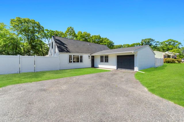 338 Easton Street, Ronkonkoma, NY 11779