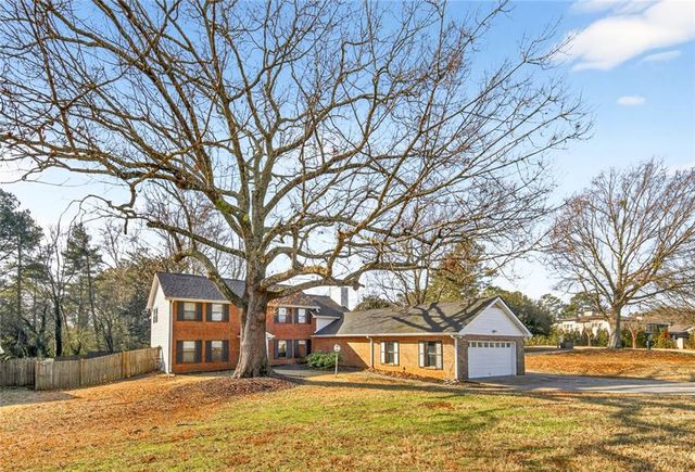 1056 Indian Hills NE Parkway, Marietta, GA 30068