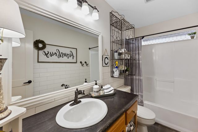 1911 N Valleyview, Wichita, KS 67212