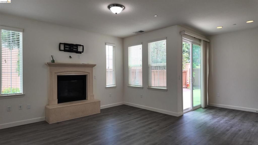 Image 2 of property listing at 2100 Carrara St, Brentwood, CA 94513