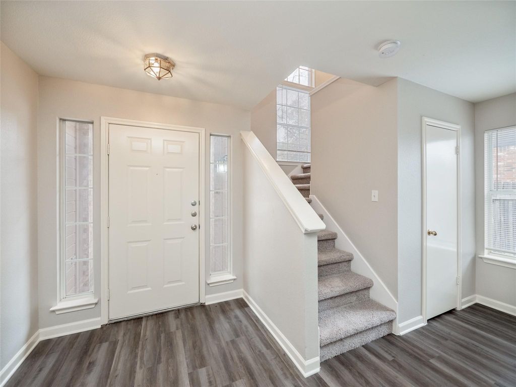 1917 White Oak CIR, Round Rock, TX 78681