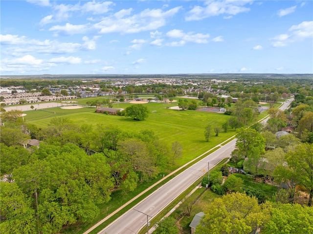 2913 Chisholm Drive, Lawrence, KS 66047