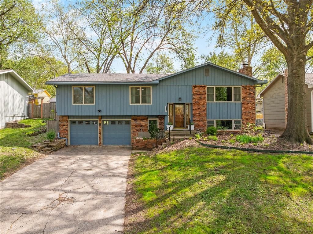 2913 Chisholm Drive, Lawrence, KS 66047