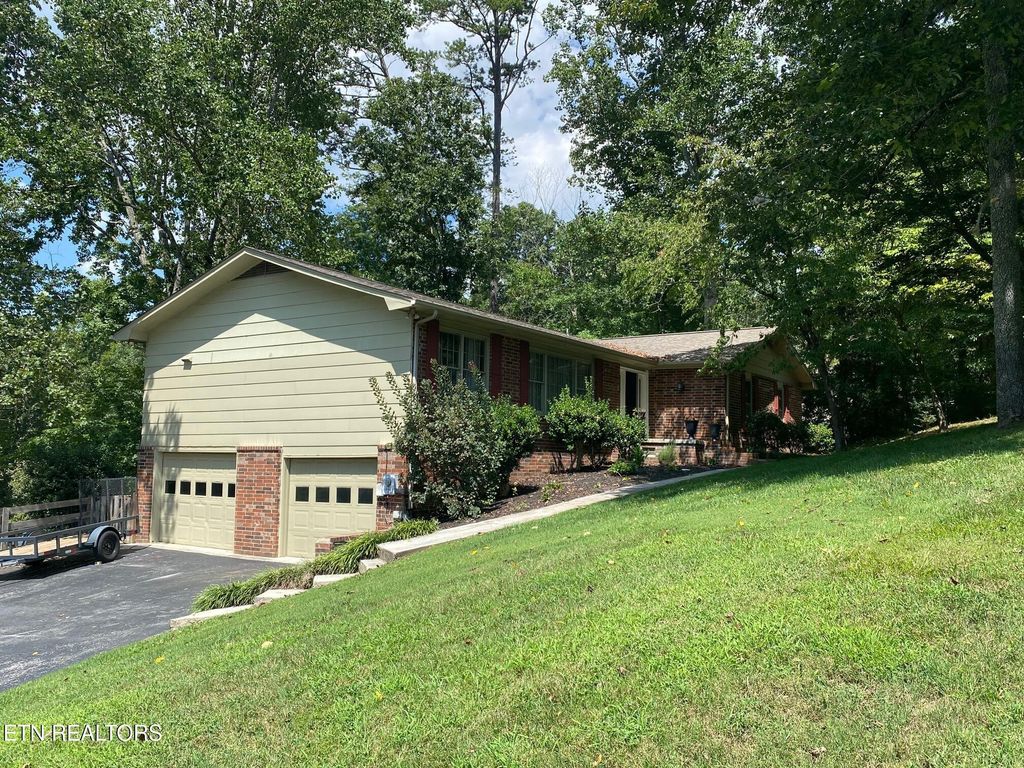 101 Greenbriar Lane, Oak Ridge, TN 37830