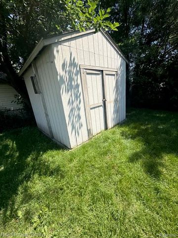 27210 Seyburn Avenue, Warren, MI 48092
