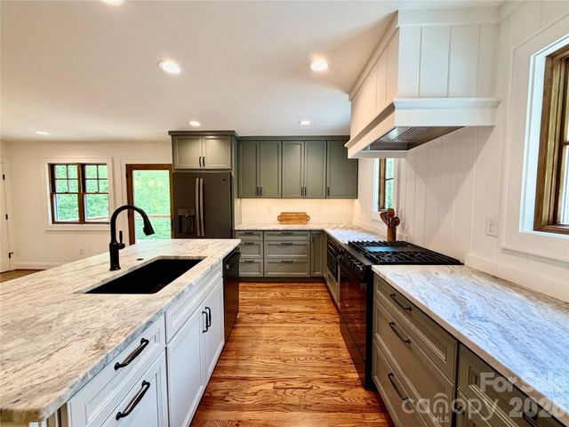 316 Big Raven Lane, Saluda, NC 28773