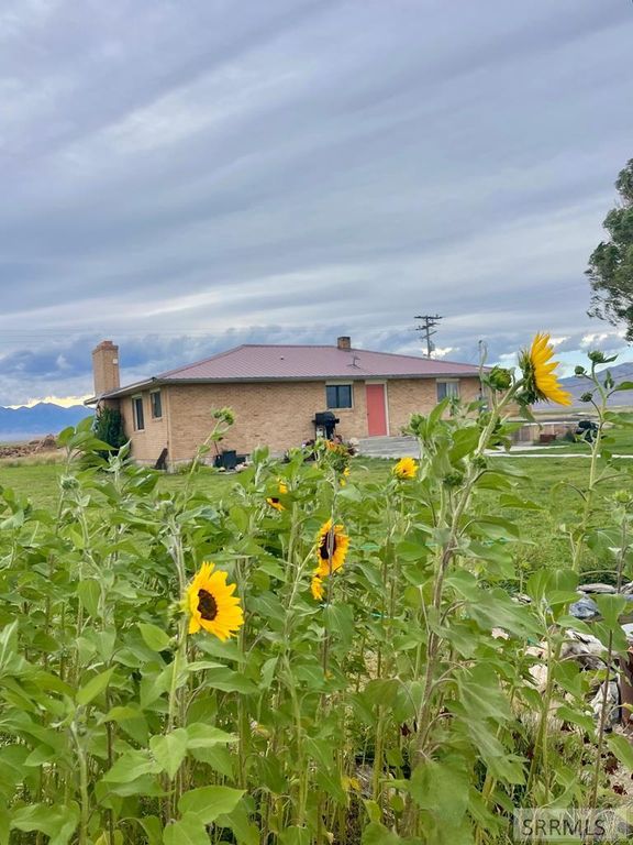 Image 9 of property listing at 2398 N 400 E, Monteview, ID 83435