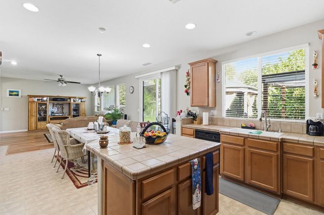 2857 MAYBROOK Dr, Sacramento, CA 95835