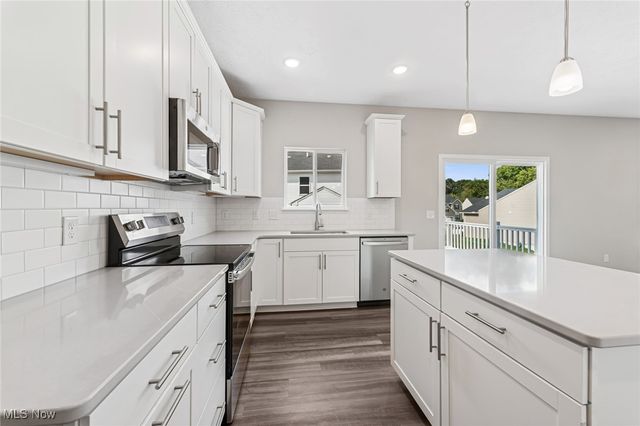 3382 Buckeye Trail, Green, OH 44685