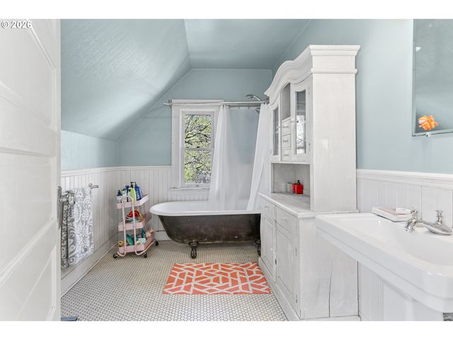 3027 Se BELMONT St, Portland, OR 97214