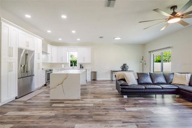 807 GARDEN OAKS SQUARE, Seffner, FL 33584