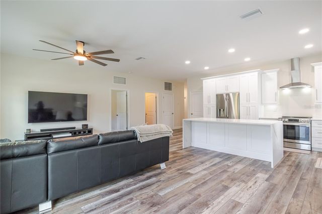 807 GARDEN OAKS SQUARE, Seffner, FL 33584