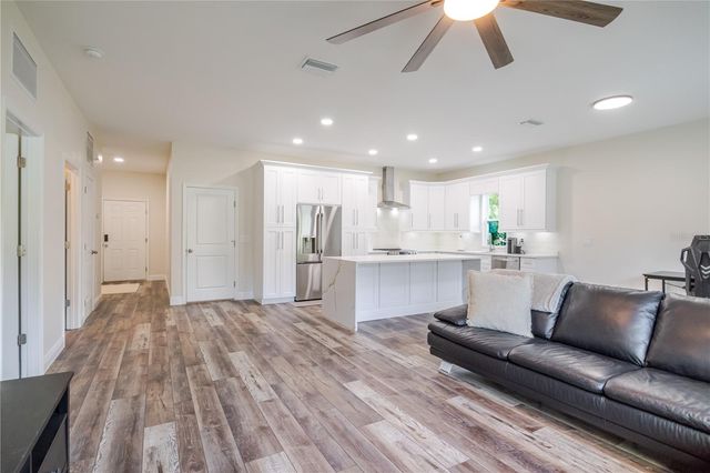 807 GARDEN OAKS SQUARE, Seffner, FL 33584