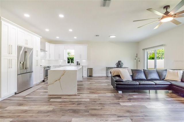 807 GARDEN OAKS SQUARE, Seffner, FL 33584