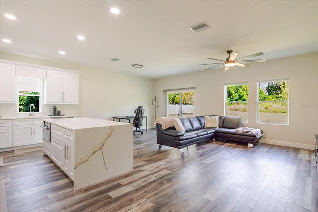 807 GARDEN OAKS SQUARE, Seffner, FL 33584