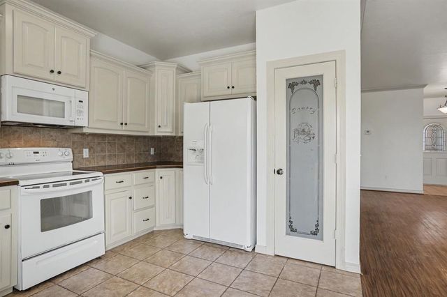 944 N Windermere Drive, Moore, OK 73160