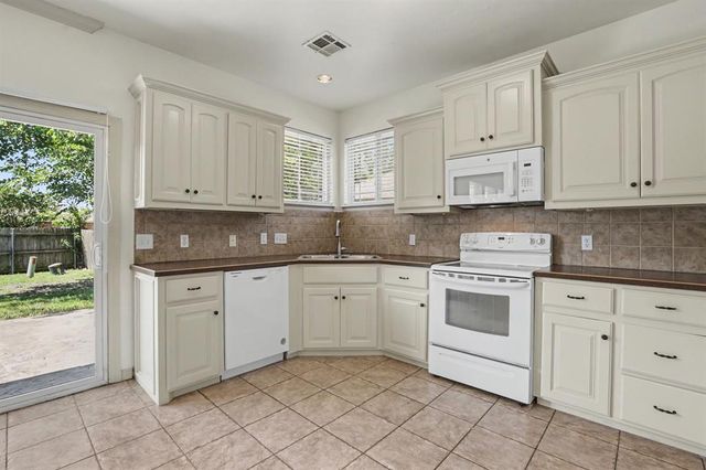 944 N Windermere Drive, Moore, OK 73160