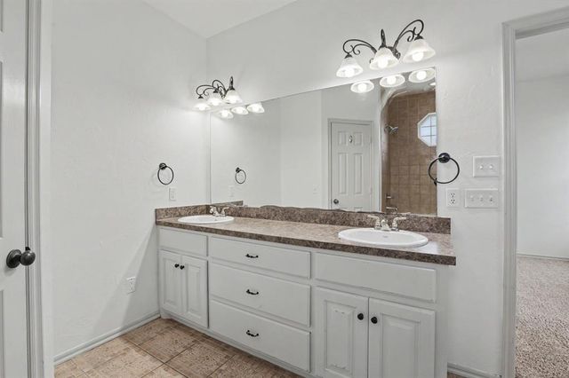 944 N Windermere Drive, Moore, OK 73160