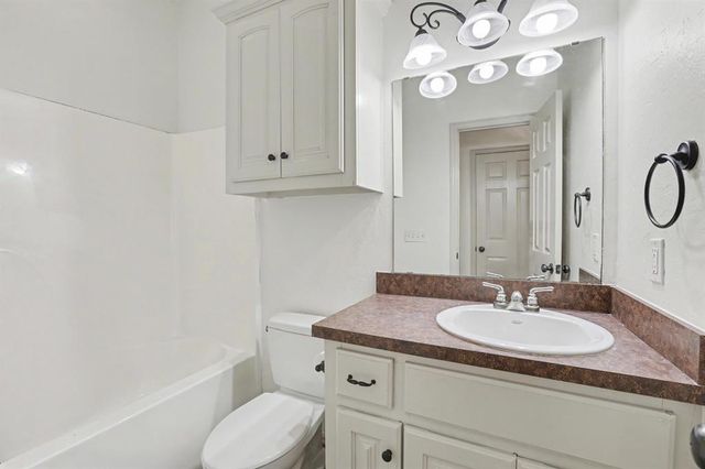 944 N Windermere Drive, Moore, OK 73160