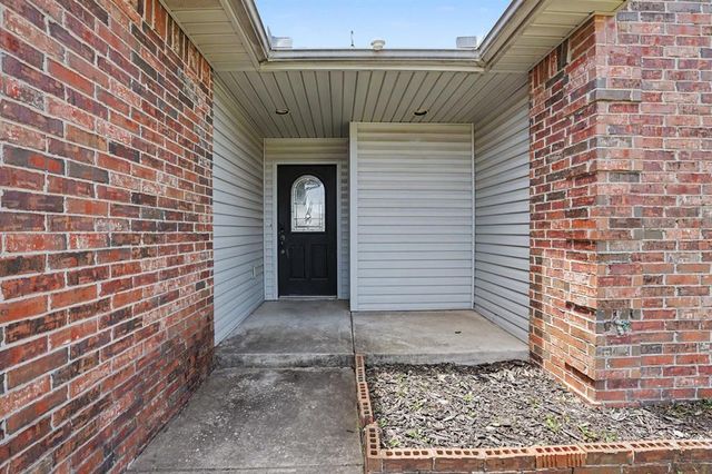 944 N Windermere Drive, Moore, OK 73160
