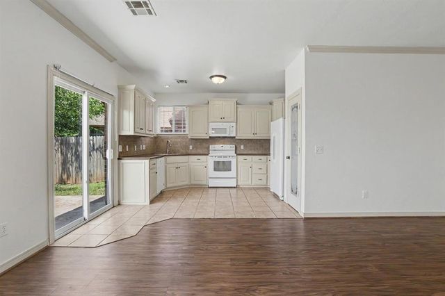 944 N Windermere Drive, Moore, OK 73160