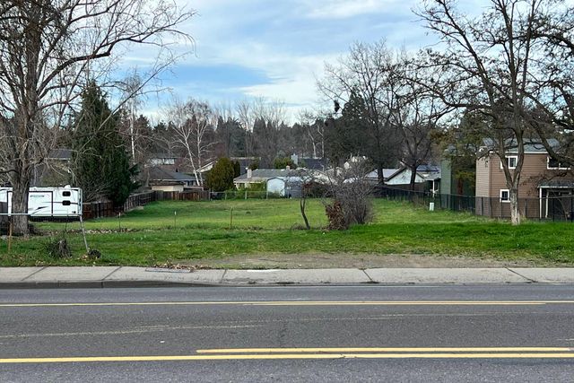 2549 E Barnett Road, Medford, OR 97504