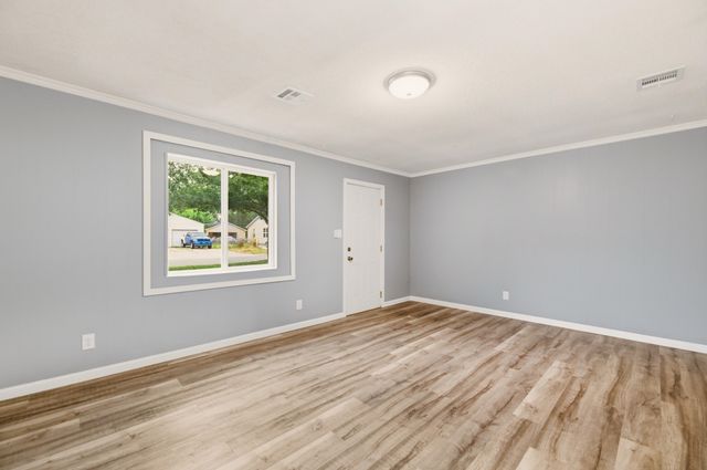 818 W 51st St S, Wichita, KS 67217