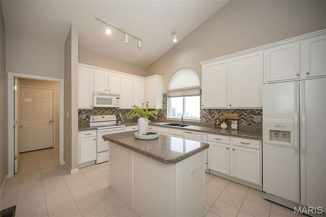 2041 Avalon Ridge Circle, Fenton, MO 63026
