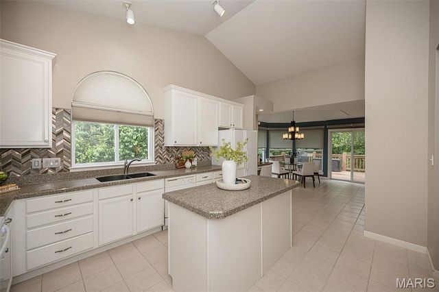 2041 Avalon Ridge Circle, Fenton, MO 63026