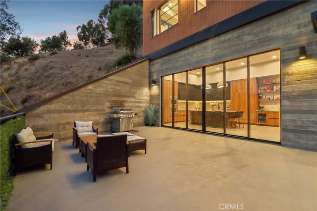 8504 Outland View Drive, Sun Valley, CA 91352