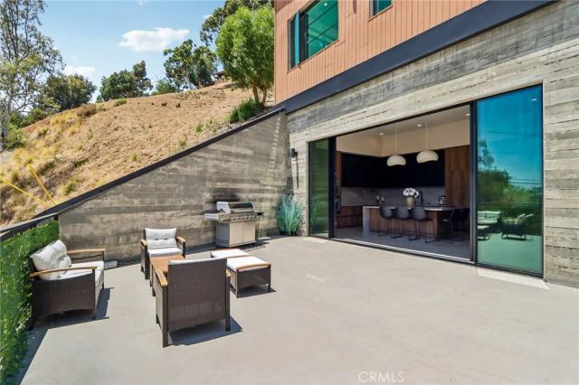 8504 Outland View Drive, Sun Valley, CA 91352